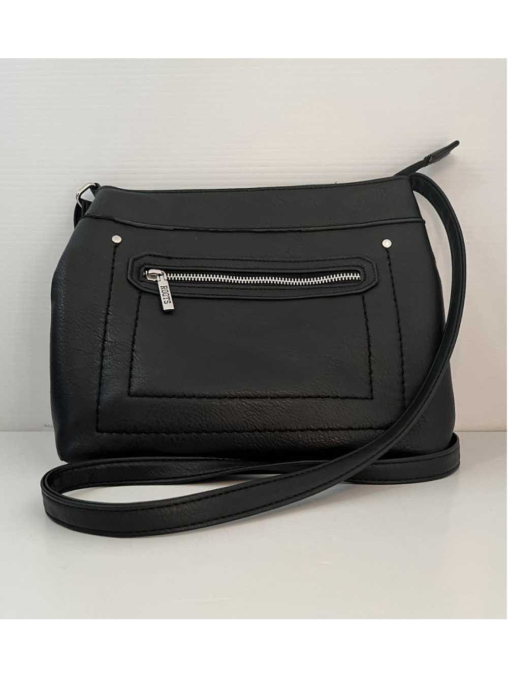 Roots Black Crossbody Bag R5073Q Adjustable Strap Multi Pocket Purse